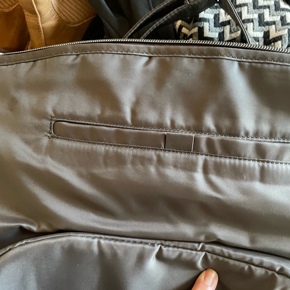 Lug Adagio Quilted Shoulder/Crossbody Bag Silver in gently used condition - Picture 2 of 9